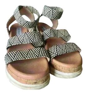 Steve Madden sandals 9.5 excellent condition. Tan and black.